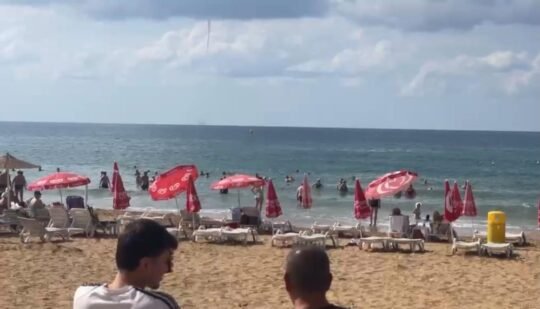 Alanya İncekum’da sabah saatlerinde deniz üzerinde beliren hortum, kıyıdan izleyen