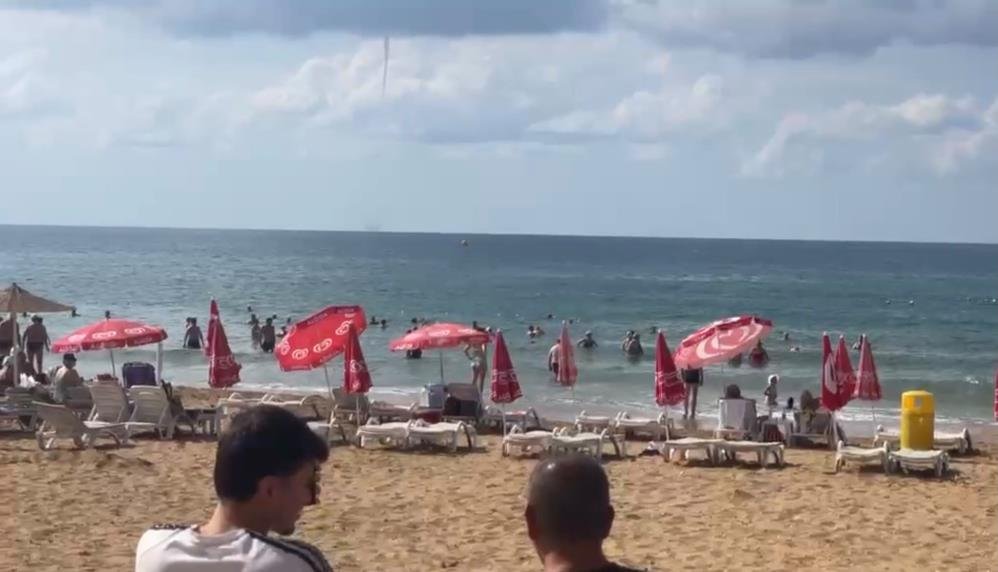 Alanya İncekum’da hortum sabah saatlerinde deniz üzerinde oluştu. Kıyıdan net