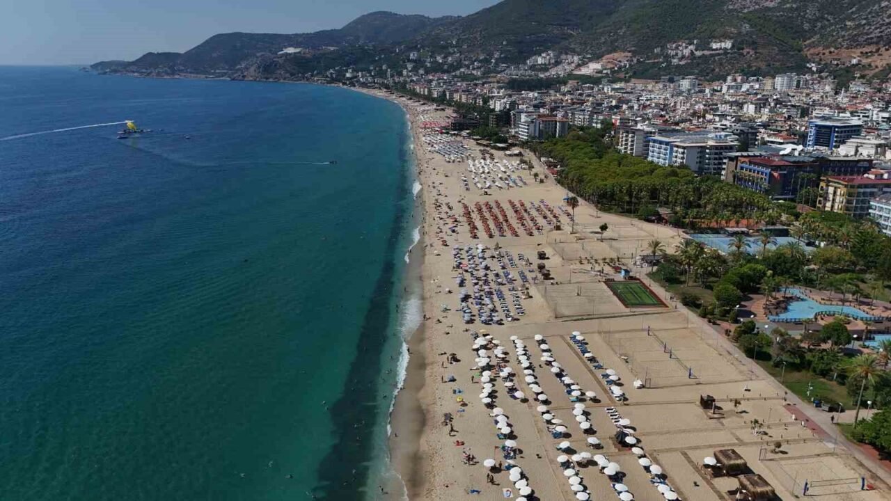 Antalya’nın Alanya ilçesinde 1 Eylül’de hava sıcaklığının 33 dereceye ulaşmasıyla