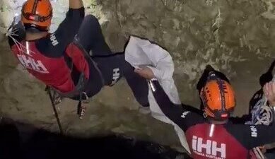 Antalya’nın Alanya ilçesinde 10 metre derinliğindeki su kuyusunda mahsur kalan