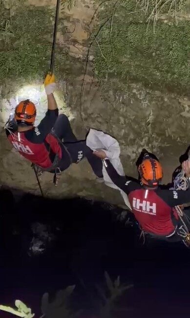 Antalya’nın Alanya ilçesinde 10 metre derinliğindeki su kuyusunda mahsur kalan