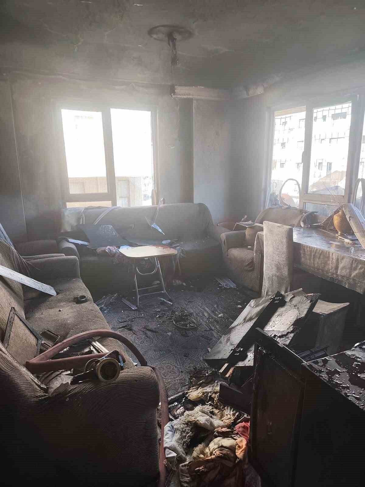Antalya’nın Alanya ilçesinde 5 katlı apartmanın en üst katındaki dairede