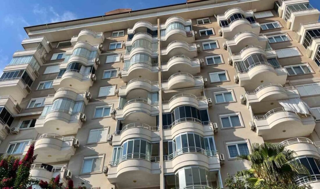 Antalya’nın Alanya ilçesinde 8 katlı bir binanın 3’üncü katındaki daireden