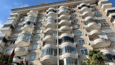 Antalya’nın Alanya ilçesinde 8 katlı bir binanın 3’üncü katındaki daireden