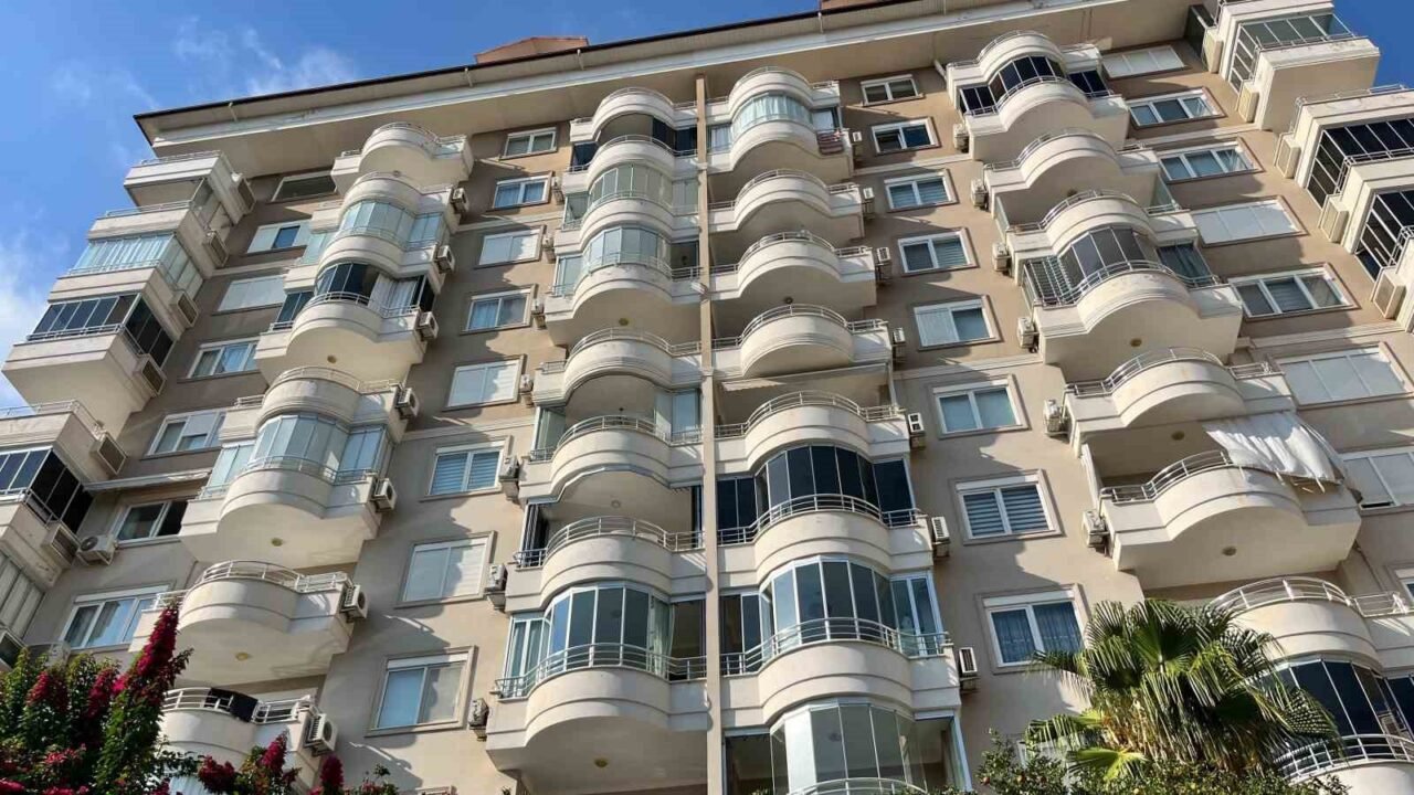 Antalya’nın Alanya ilçesinde 8 katlı bir binanın 3’üncü katındaki daireden