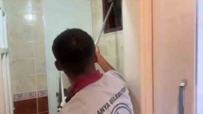 Antalya’nın Alanya ilçesinde bir apartmanın havalandırma boşluğuna düşen sokak kedisi,