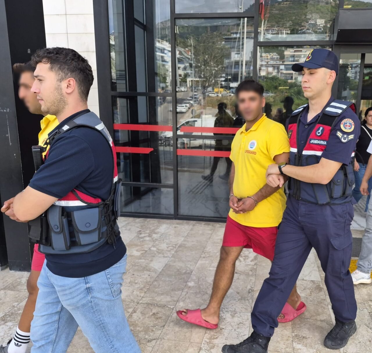 Antalya’nın Alanya ilçesinde bir markette alkol çalmaya çalıştığı iddia edilen