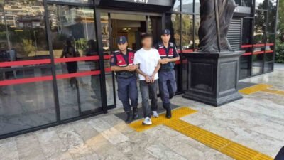 Antalya’nın Alanya ilçesinde gece saatlerinde trafik uygulaması sırasında polise silah