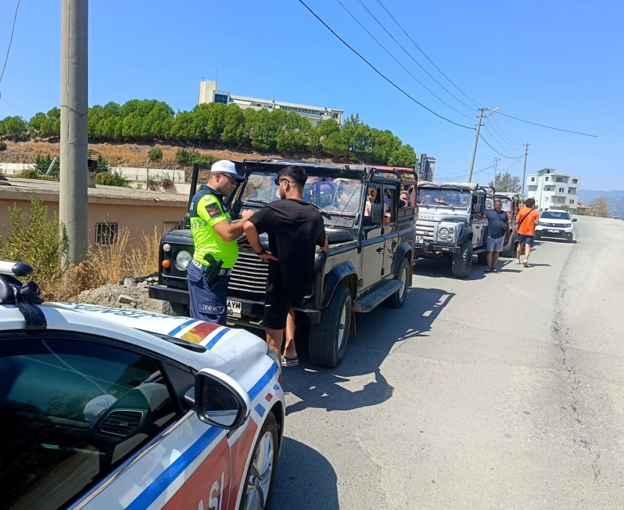 Antalya’nın Alanya ilçesinde safari araçlarına yönelik denetimlerde, kurallara uymadığı tespit