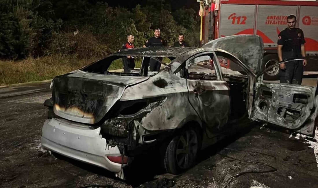 Antalya’nın Alanya ilçesinde seyir halindeyken motor kısmından dumanlar yükselen otomobil,