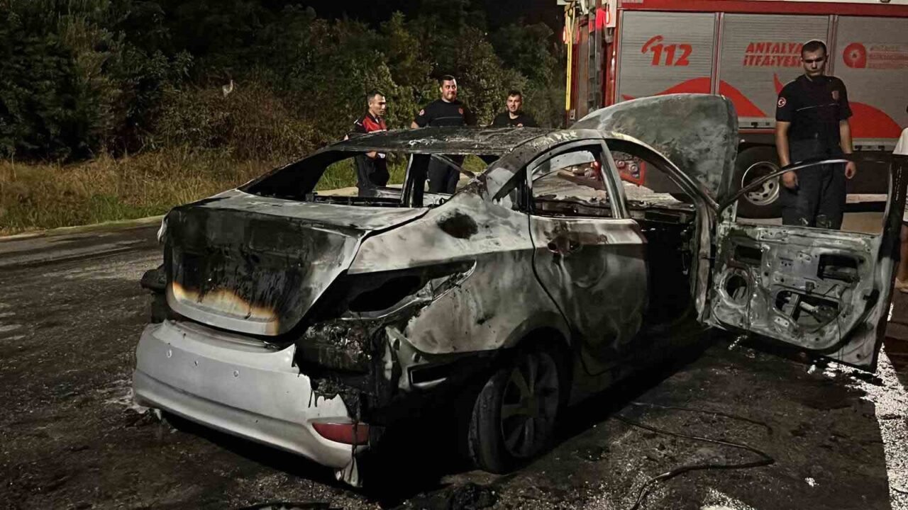 Antalya’nın Alanya ilçesinde seyir halindeyken motor kısmından dumanlar yükselen otomobil,