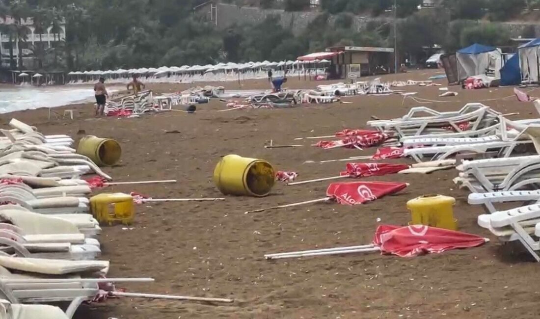 Antalya’nın Alanya ilçesinde sabah saatlerinde etkili olan şiddetli rüzgar, plajda