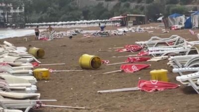 Antalya’nın Alanya ilçesinde sabah saatlerinde etkili olan şiddetli rüzgar, plajda