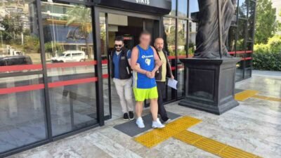 Antalya’nın Alanya ilçesinde tatil yapan İngiliz turist, otel çalışanlarıyla tartışıp