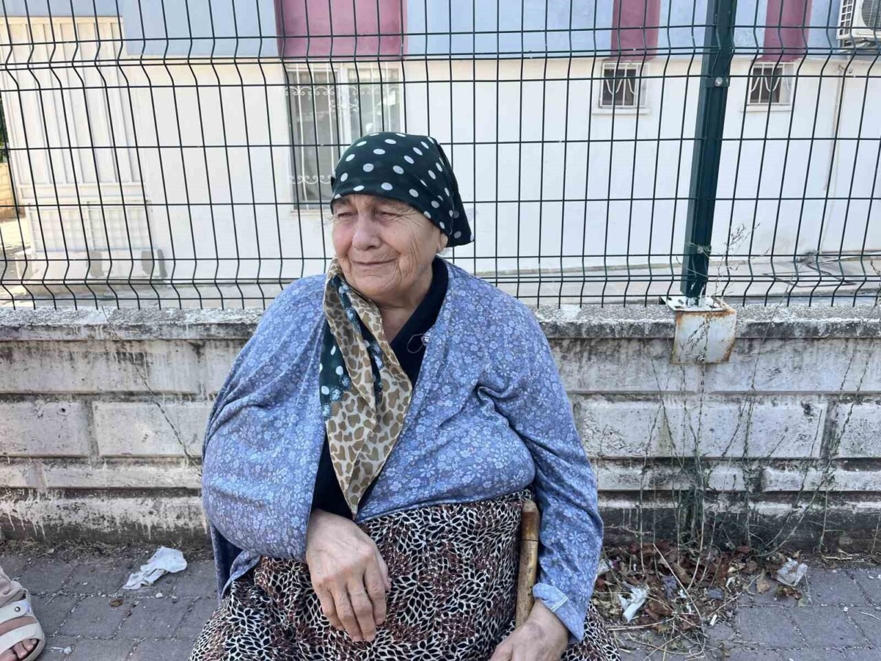 Antalya’nın Kepez ilçesinde otluk alanda çıkan ve rüzgarın etkisiyle hızla