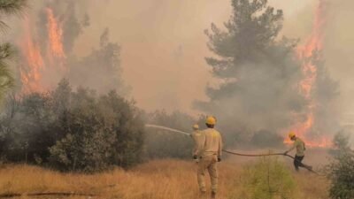 Antalya’nın Aksu ilçesinde havadan ve karadan müdahalede bulunulan orman yangında