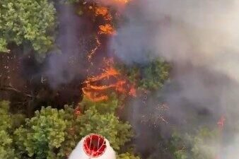 Antalya’nın Aksu ilçesinde çıkan orman yangınına ekipler tarafından havadan ve