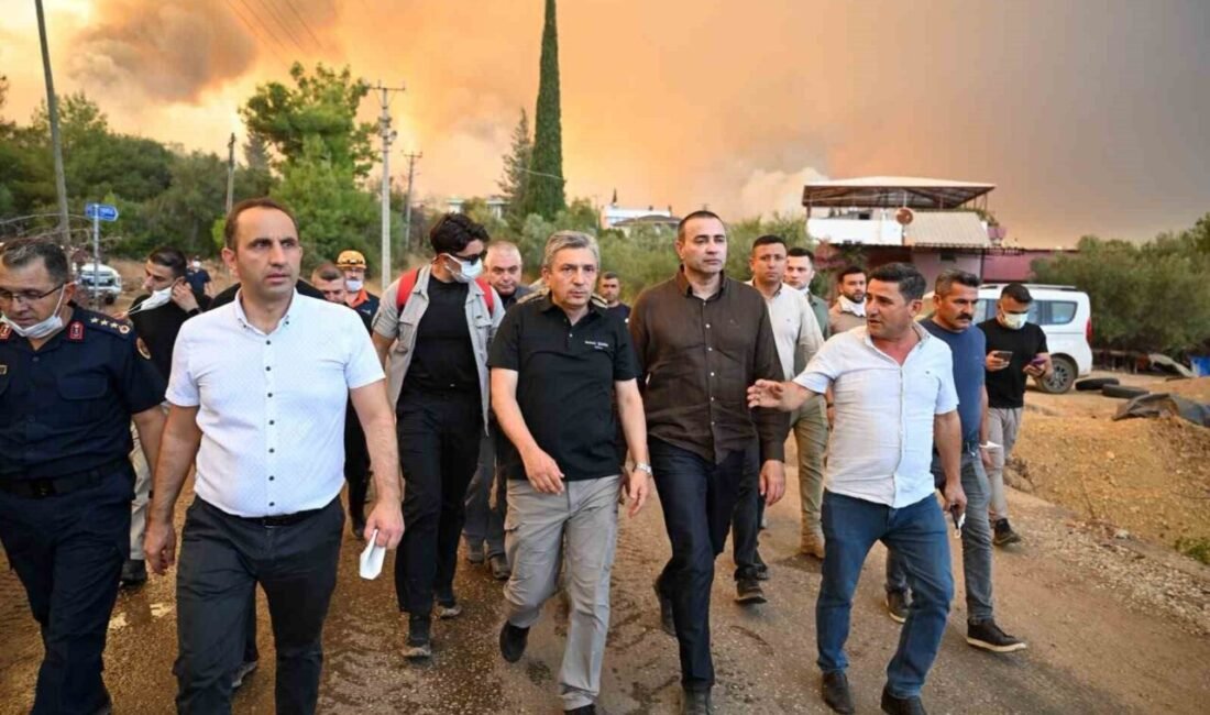 Antalya Valisi Hulusi Şahin, Aksu ilçesinde dün başlayan yangının devam