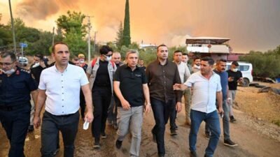 Antalya Valisi Hulusi Şahin, Aksu ilçesinde dün başlayan yangının devam