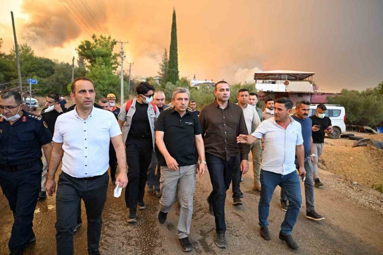 Antalya Valisi Hulusi Şahin, Aksu ilçesinde dün başlayan yangının devam