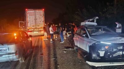 Antalya’nın Serik ilçesinde, 4 aracın karıştığı zincirleme trafik kazası meydana
