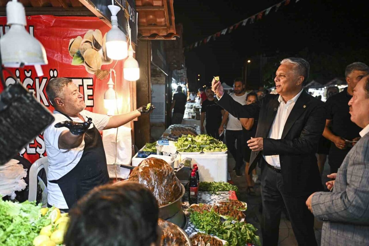 Antalya’da Türkiye’nin dört bir yanından kültürleri, yöresel lezzetleri, halk danslarını