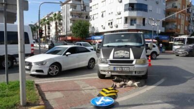 Antalya’nın Manavgat ilçesinde kapalı kasa kamyonet ile otomobil çarpıştı. Kaza