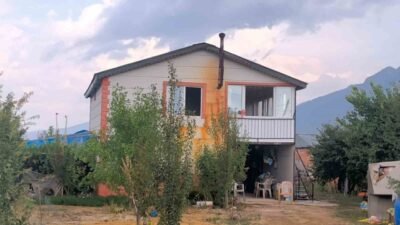 Antalya’nın Korkuteli ilçesinde bir kişi boşanma aşamasında olduğu belirtilen eşi