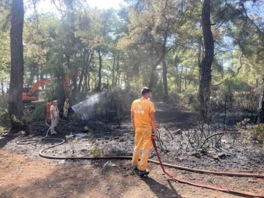 Antalya’nın Kepez ilçesinde çıkan orman yangını, havadan ve karadan müdahaleyle