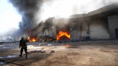 Antalya’da ambalaj ürünlerinin bulunduğu bir depoda çıkan yangın, bitişiğindeki depolar