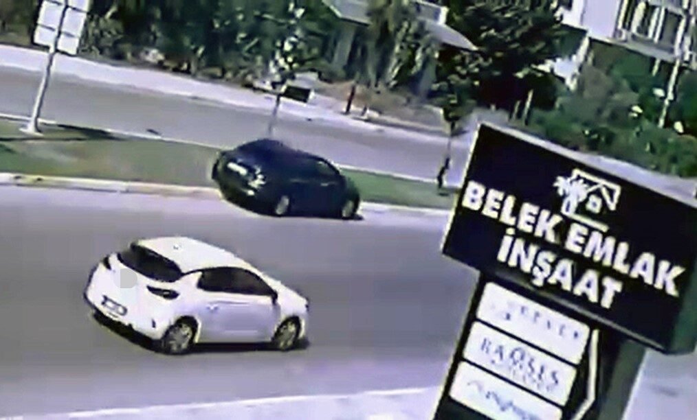 Antalya’nın Serik ilçesinde seyir halindeyken direksiyon başında fenalaşan sürücü, aracının