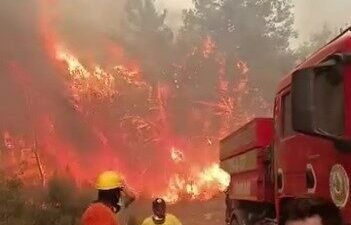 Antalya’nın Aksu ilçesinde yangınla mücadele eden ekipler, alevlerin arasında kalmaktan