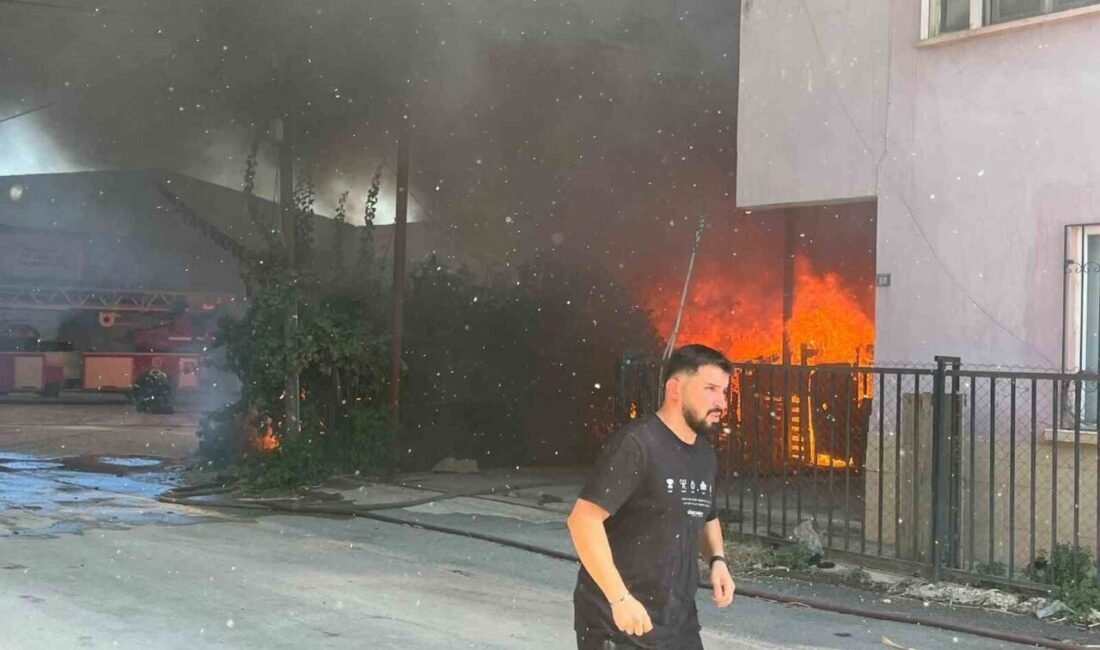 Antalya’da çıkan ev ve depo yangınına itfaiye ekipleri müdahale ediyor.