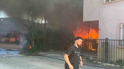 Antalya’da çıkan ev ve depo yangınına itfaiye ekipleri müdahale ediyor.