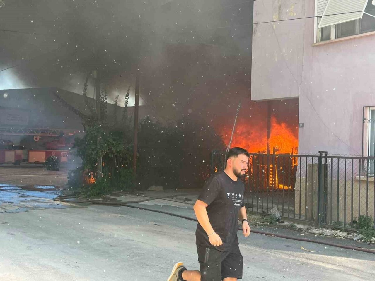 Antalya’da çıkan ev ve depo yangınına itfaiye ekipleri müdahale ediyor.