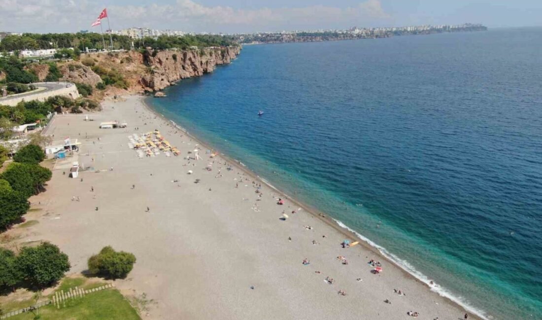 Türkiye’nin birçok noktasında sonbaharın etkileri hissedilmeye başlarken, Antalya kent merkezinde