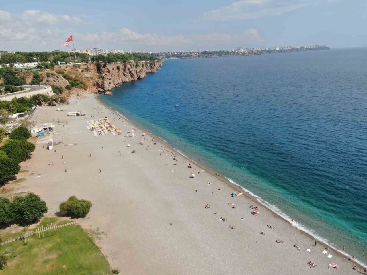 Türkiye’nin birçok noktasında sonbaharın etkileri hissedilmeye başlarken, Antalya kent merkezinde