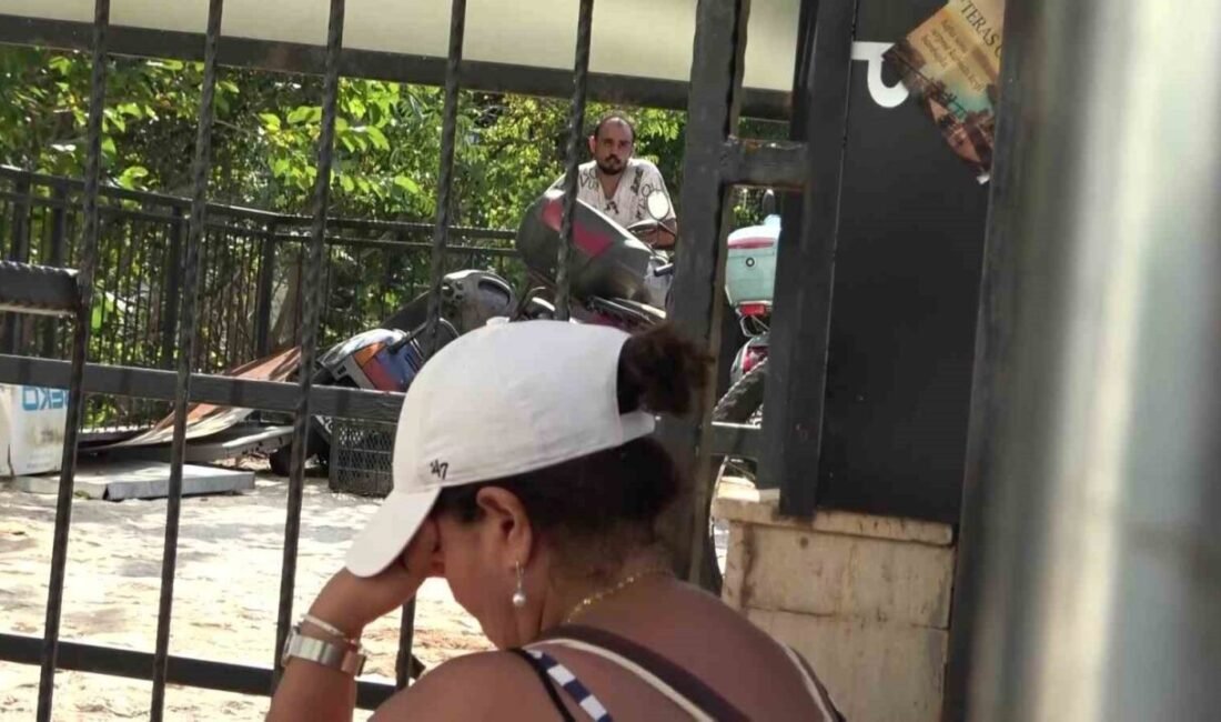 Antalya’da bir kişi yaklaşık 30 metre yükseklikteki demir korkulukların arkasına