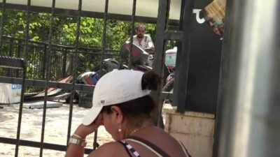 Antalya’da bir kişi yaklaşık 30 metre yükseklikteki demir korkulukların arkasına