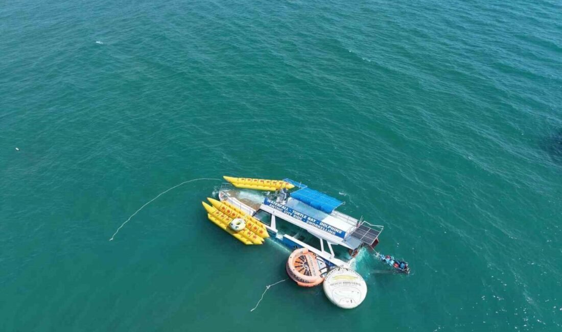 Antalya’nın Manavgat ilçesinde günübirlik turist taşımacılığı yapan fiber tekne, arızadan
