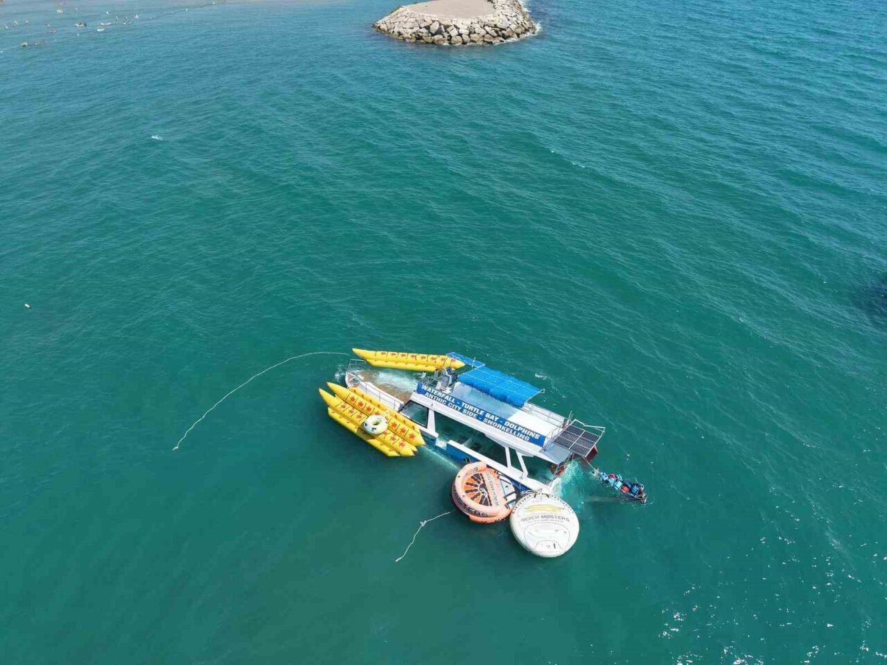 Antalya’nın Manavgat ilçesinde günübirlik turist taşımacılığı yapan fiber tekne, arızadan