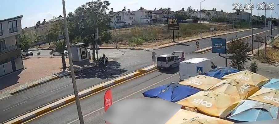 Antalya’nın Serik ilçesinde hafif ticari araç ile 3 tekerlekli motosikletin