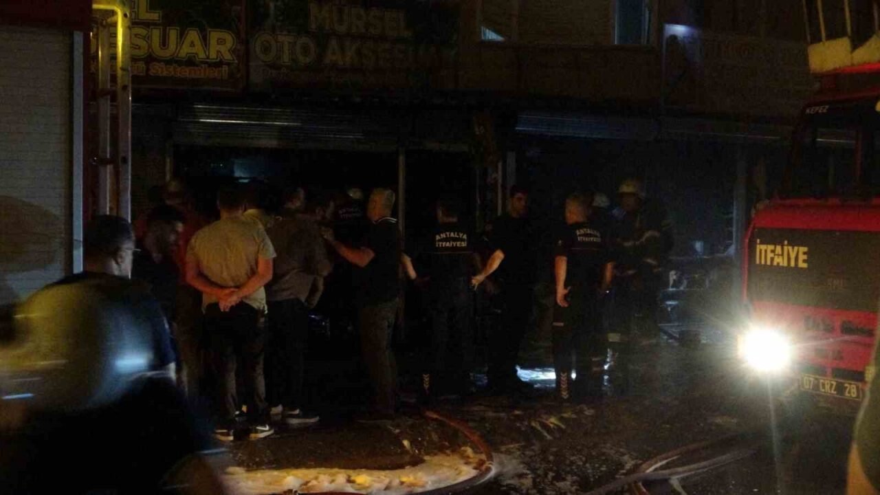 Antalya’nın Kepez ilçesinde otomobil aksesuarı ve otomobil boyası satan iki