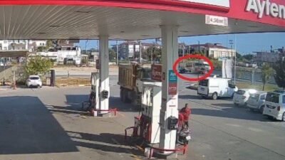 Antalya’nın Manavgat ilçesinde kamyonet ile otomobilin çarpışması sonucu meydana gelen