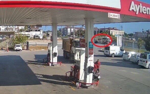 Antalya’nın Manavgat ilçesinde kamyonet ile otomobilin çarpışması sonucu meydana gelen