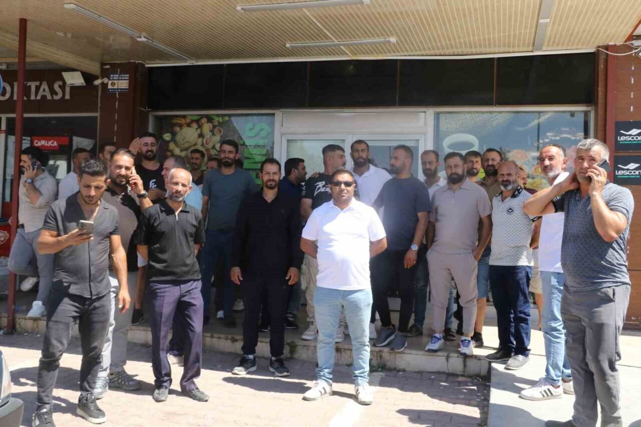 Antalya’nın Kepez ilçesinde faaliyet gösteren kuruyemiş ve giyim mağazası gibi