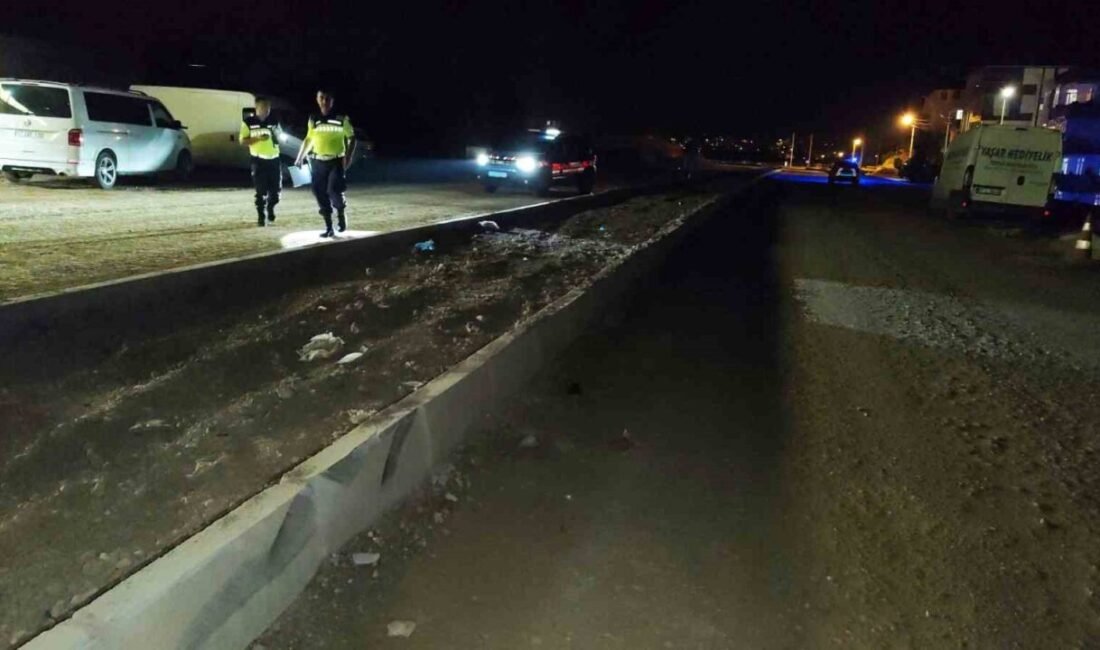 Antalya’nın Manavgat ilçesinde seyir halindeki otomobilin refüj bordürüne çarpması sonucu