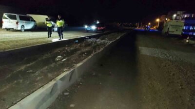 Antalya’nın Manavgat ilçesinde seyir halindeki otomobilin refüj bordürüne çarpması sonucu