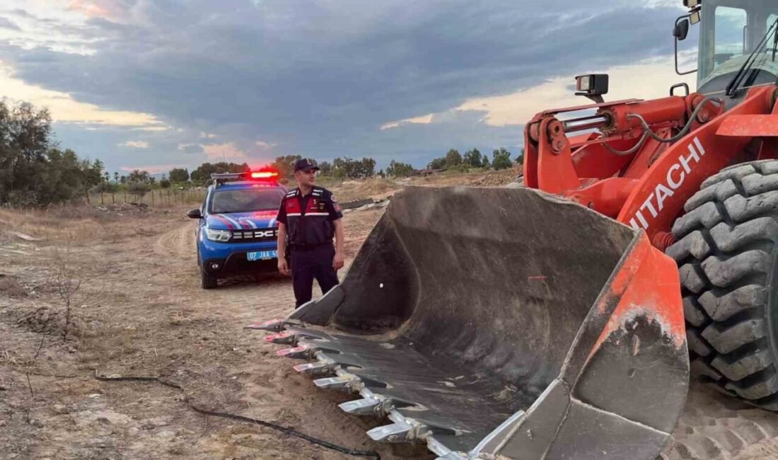 Antalya’nın Manavgat ilçesinde Milli Emlak’a ait araziden izinsiz kum aldıkları