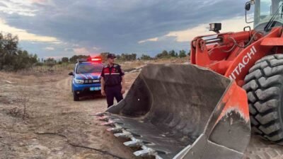 Antalya’nın Manavgat ilçesinde Milli Emlak’a ait araziden izinsiz kum aldıkları